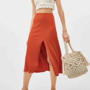 Berskha kjol - Somrig kjol från berskha, använd endast 1 gång!! Den är ribbad och är i en korall färg om det inte framgår, frakt tillkommer på 50kr🥰