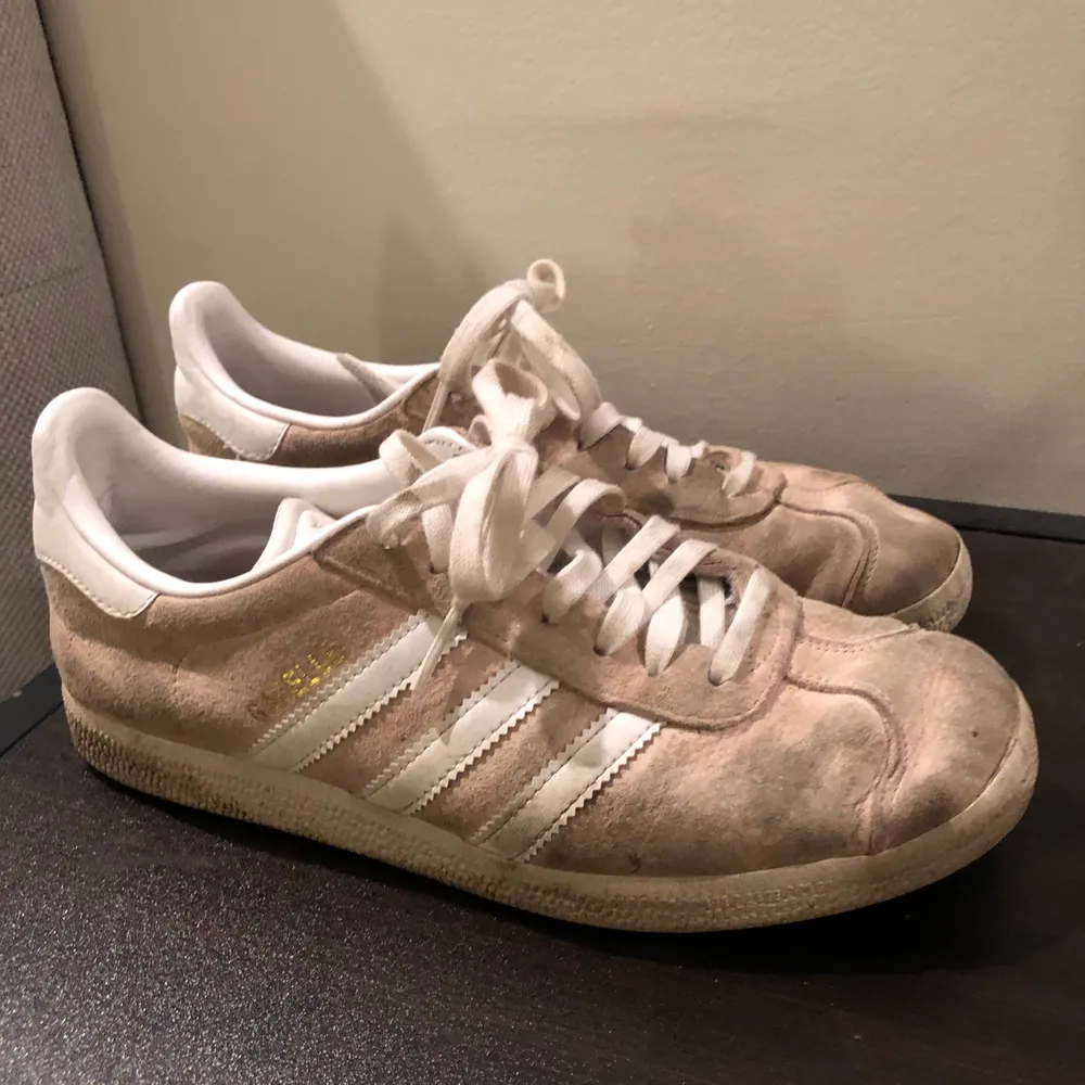 Lite smutsiga adidas Gazelle skor, går att tvätta så blir dem som nya, frakt 88kr📦. Skor.