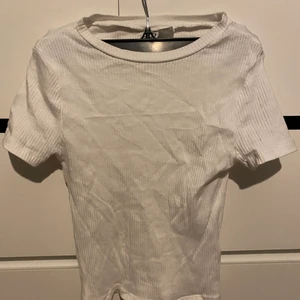 T-shirt - Vit fin tshirt som säljes pga för liten för mig. 