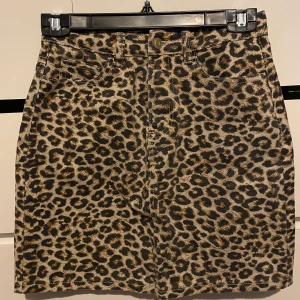 Leopardkjol 🐆  - Suuuperfin kjol!! Säljes pga blivit för liten för mig. Jättebra skick. 
