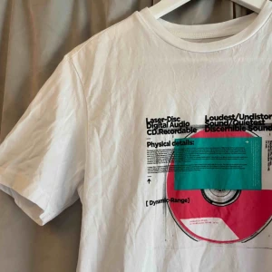  - Pris kan diskuteras! Snygg T-shirt med tryck!