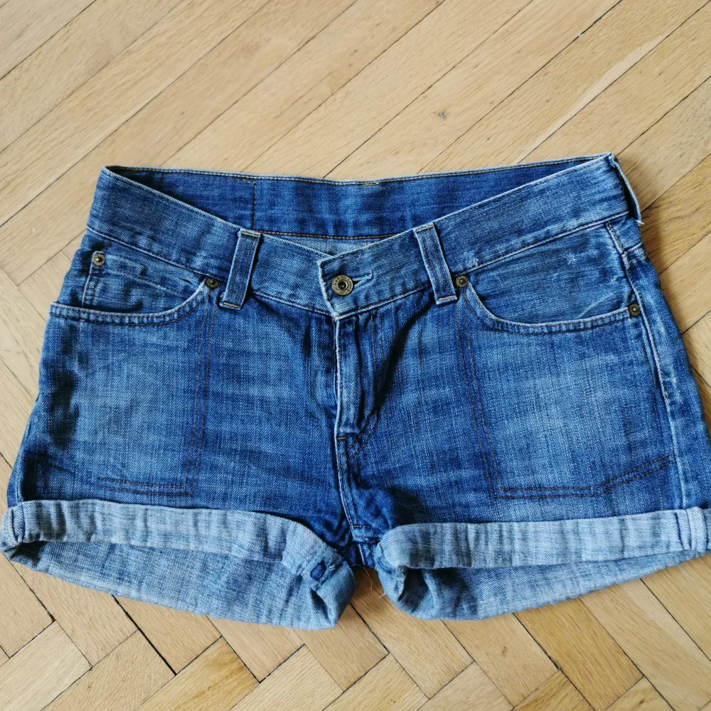 Klassiska Jeansshorts från Levi Strauss i Storlek 29. Ganska liten storlek, passar den som har 27/28 i vanliga fall skulle jag säga. Låg modell och bra kvalité.. Shorts.