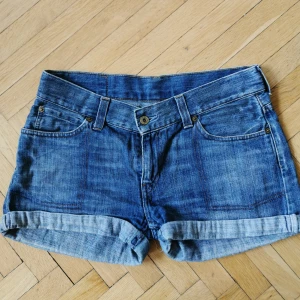 Levis Jeans shorts  - Klassiska Jeansshorts från Levi Strauss i Storlek 29. Ganska liten storlek, passar den som har 27/28 i vanliga fall skulle jag säga. Låg modell och bra kvalité.