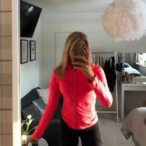  - Härlig neonrosa träningsjacka från H&M som är i väldigt fint skick. Denna har två superbra fickor med dragkedja som är perfekta för träning ute då du behöver ha med telefonen eller liknande💕storleken är ungefär som en XS🤩