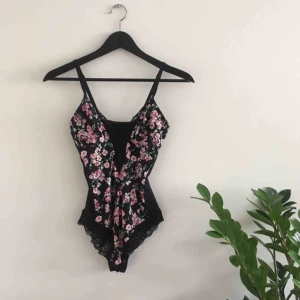  - Snygg body från H&M! Frakten är inräknad ✨