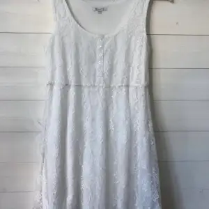 Gullig vit klänning i spets från Happy Holly. Väldigt fint skick då den endast använts en gång! Köparen står för frakten.
