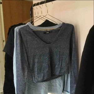  - Nyskick 🌺💓 croppad, liten i strl. mycket blåare samt glittrigare irl. Färgen vart ej bra på bilderna, kanske bild 2. Hör av er för fler bilder!!☺️ 