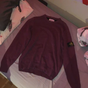 Stone Island crewneck - Vinröd, rosa. Skiftar i olika ljusförhållanden. Lite sliten runt kragen men fräsch och skön crewneck som är lite tunnare. Äkthetsbevis finns.