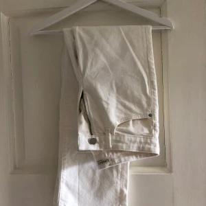 Wide cropped jeans  - Ett par vita ankellånga vita jeans från Lindex , vida i benen i storlek 34! Endast använda en gång, säljer då de är för tajta för mig 🥺❤️ riktigt snygga. Kommer från ett rök och djurfritt hem ! (Bild nr 2 är enbart från Lindex hemsida, för att visa passfo