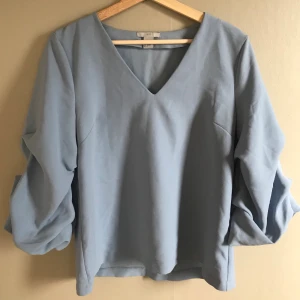 Ljusblå blus - Ljusblå blus med puffärmar från H&M. Strl 36. Frakt ingår ej i priset.