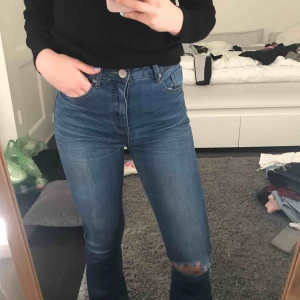  - Säljer dessa sjukt sköna och snygga utsvängda byxorna då de inte kommer till användning! Frakt tillkommer med 50kr ☀️☀️🌸