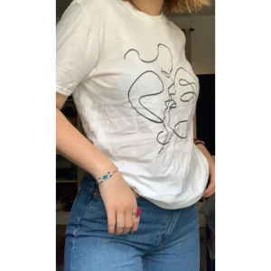 T-shirt från boohoo - T-shirt från boohoo, enbart använt den ca 2ggr. Köparen står för frakten<3