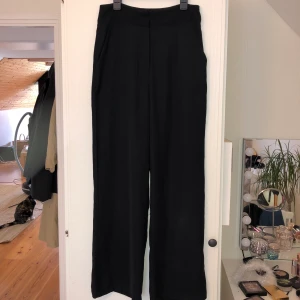 Kostymbyxor Bikbok  - Svarta kostymbyxor liknande byxor från Bikbok i storlek 38. Sparsamt använda. Kan mötas upp i Malmö annars tillkommer fraktkostnad 