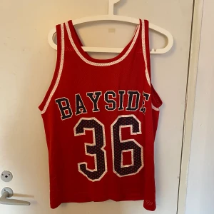 Basket linne  - Säljer detta fina röda basket linne  tröja hör av dig om du är intresserad eller har frågor kram!💓💓