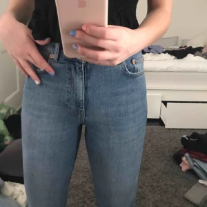  - Extremt sköna och snygga jeans från Nakd! Har aldrig använt dem så de är som nya, frakt 50kr!!👖💕💕