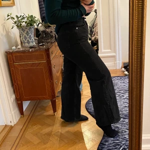 Flare ACE jeans weekday - Ett par jeans från weekday i populära modellen ace. Nypris 500kr säljs pga att de är för stora i midjan. Midja- 29 längd-30