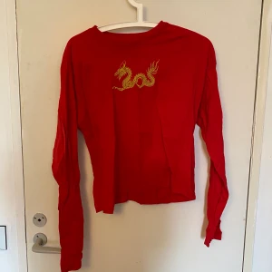 Röd långärmad - Säljer denna  fina långärmade tröja  hör av dig om du är intresserad eller har frågor kram!💓💓 frakt: 66kr
