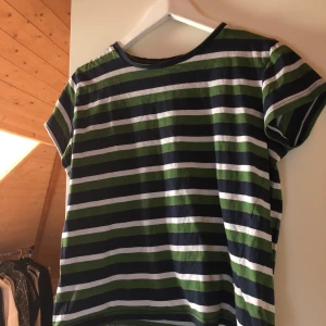 Ny T-shirt. Jättesöt - Väldigt söt T-shirt. Storlek S/M. Frakt 44kr. Helt ny. 