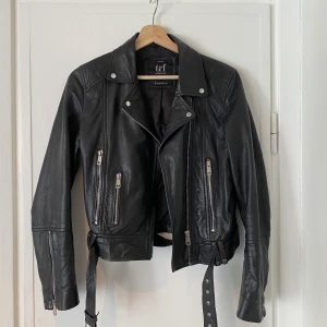 Skinnjacka i äkta läder - Superfin o bekväm skinnjacka från Zara i äkta läder. Väl använd vilket gjort lädret mjukt o gett en väldigt vintage look, inga slitningar eller märken. Köpt för 1200kr, säljer för 400 exl frakt, alt högsta bud..! Kan eventuellt mötas upp i Sthlm!