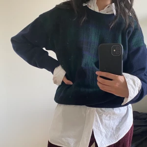 Vintage stickad tröja - Verkligen jättefin vintage stickad tröja från Alan Paine. Passar både tjej o kille då det är herrmodell. Köpt för ca 400kr. Varm och skön i 100% lammull. Pris inklusive frakt 🖤