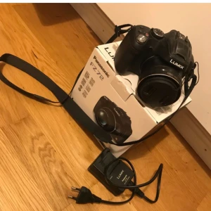 Lumix FZ72 panasonic kamera  - Lumix FZ72 kameran har en otrolig zoom, den kan ta kort på föremål långt bort. Den har tyvärr en skada men man märker den knappt eftersom den är under kameran som man ser på bilden men annars är den som ny. Använd fåtal gånger eftersom jag inte har tid. Det som medföljer är paketen den kom med, laddare, en film om kameran osv och manualer. Jag skicka kameran till dig men de är du som står för frakten annars kan du komma och hämta den. Jag bor i närheten av Vallentuna.