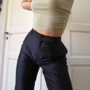  - Säljer dessa ascoola byxor i 100 procent silke! Färgen är mörk blå/lila och de är helt raka i modellen. Storleken skulle jag säga är en M, men passar S med ett bälte:) Möts upp i Lund och Malmö (ibland Stockholm), annars tillkommer frakt!