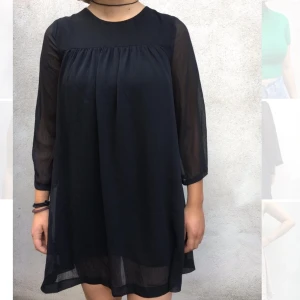 Svart klänning med chiffongtyg - Svart klänning med chiffongtyg. Vida armar. Frakt tillkommer (kolla gärna in resten av mina kläder så går de på samma frakt). Möts även upp i jkpg. 