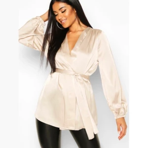 Satin omlottblus storlek 34 - Mycket fin omlottblus. Helt oanvänd i färgen beige och material satin🌸