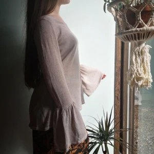 Beige tröja - Beige tröja med klockade ärmar nedtill 🔔🦋 Köparen står för frakt! 