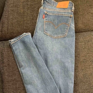  - helt oanvända Levi’s jeans som tyvärr är försmå. 