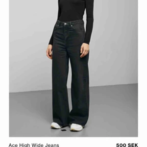  - Mina coola Weekday Ace jeans i en svart urtvättad färg 💖 jag är 180 cm och de går ungefär ner till marken på mig:) Frakt tillkommer på 88kr ! 