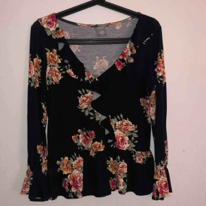 - Blommig blus från Lindex i nyskick! Frakt tillkommer på 63kr 💘💘