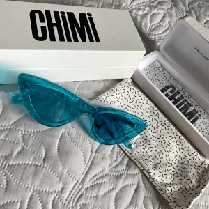 Sprillans nya CHIMI  - endast uppackade för bilderna, sprillans nya med plast kvar och allt sådant! Modellen heter #006 och färgen heter Aqua, med clear lens. Nypris 999kr, tänker mig 390kr + frakt 63kr. Endast seriösa hör av sig, tack! 😊💕