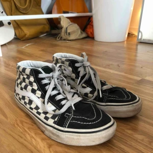  - ett par checkered sk8 vans, inte använda mer än 15 ggr och ungefär 1,5 år gamla. säljer för att de inte får de uppmärksamheten de förtjänar hos mig. hör av er för närmare bilder 🥰 frakt inkluderat