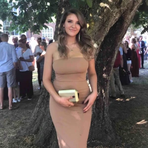  - Säljer min fina balklänning. Använd 1 gång så klänningen är i nyskick. Kan mötas upp i Växjö eller skickas mot frakt. 