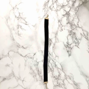  - En svart chocker med guld detaljer från H&M. Frakt förekommer. (Kan mötas upp)