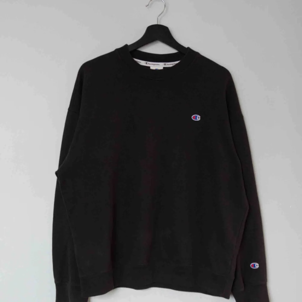 Säljer en svart Champion x Weekday tröja av modellen Feel Crewneck Sweatshirt!  Size: Small (oversized, passar medium) Cond: 8,5/10 (inga tydliga tecken på användning). Tröjor & Koftor.