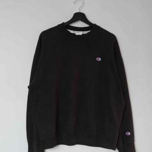 Säljer en svart Champion x Weekday tröja av modellen Feel Crewneck Sweatshirt!  Size: Small (oversized, passar medium) Cond: 8,5/10 (inga tydliga tecken på användning)