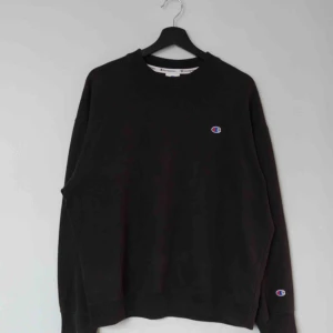  - Säljer en svart Champion x Weekday tröja av modellen Feel Crewneck Sweatshirt!  Size: Small (oversized, passar medium) Cond: 8,5/10 (inga tydliga tecken på användning)