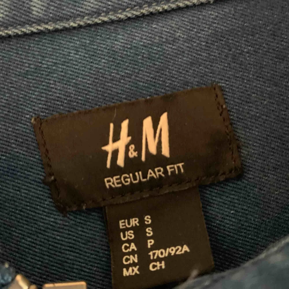 Overshirt från H&m i jeanstyg. . Skjortor.