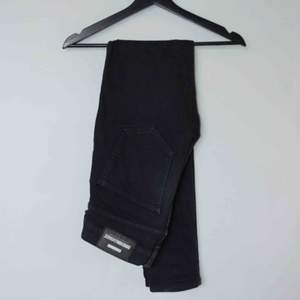 Säljer ett par svarta Dr.Denim Leroy jeans.  Size: 29W 30L Cond: 7/10 (väl använda, tappat elasticiteten delvis)