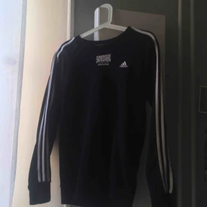  - Adidas vintage sweatshirt  Köpt på beyond retro