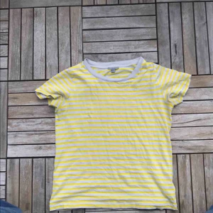  - Vårig t-shirt från Cos som inte kommer till användning. Använd men i gott skick! Kan mötas i Gbg eller köpare står för frakt 