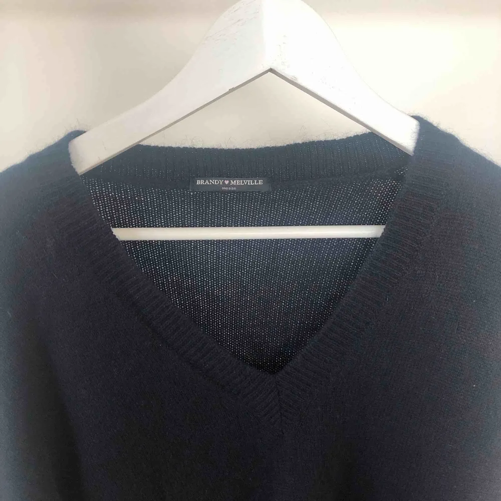 Brandy Melville Knit Sweater; Original pris på 400kr  Mörk / Navy blå  Aldrig använd ✨. Stickat.