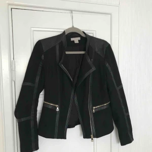  - Jättesnygg jacka i bikermodell med fina detaljer. Jackan är i mocka liknande tyg med skinndetaljer & guldiga dragkedjor.   Kan mötas i Lidköping & Göteborg  Köparen står för frakten ✨