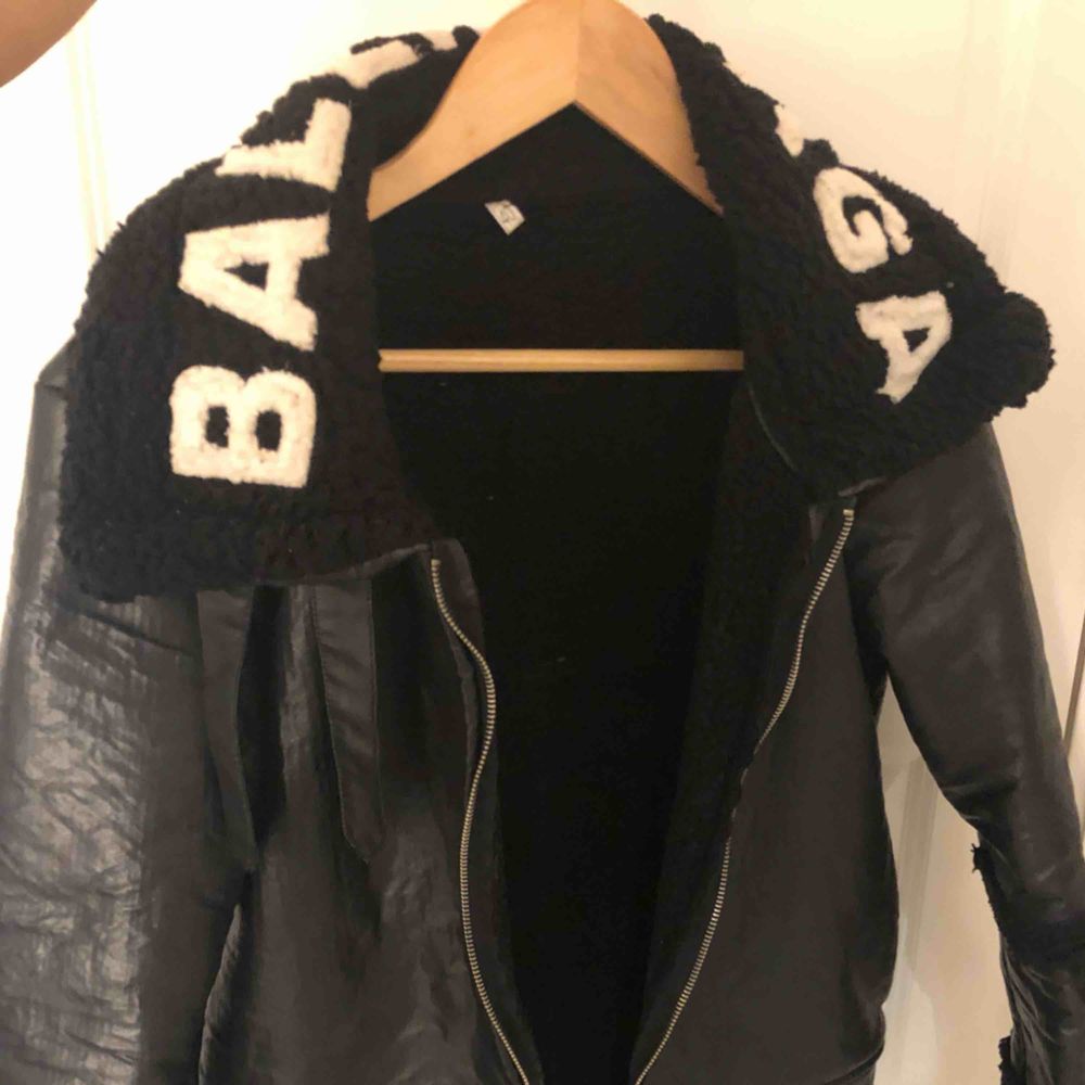 Fake Balenciaga jacka som är skit | Plick Second Hand