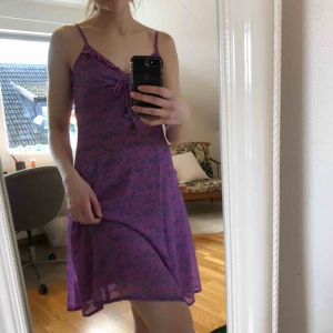  - Härlig lila/blommig sommarklänning! Jättebra skick! Storlek 36/38 men passar mig och brukar ha storlek S! Kostar 160kr (fri frakt!!) 💓💓 