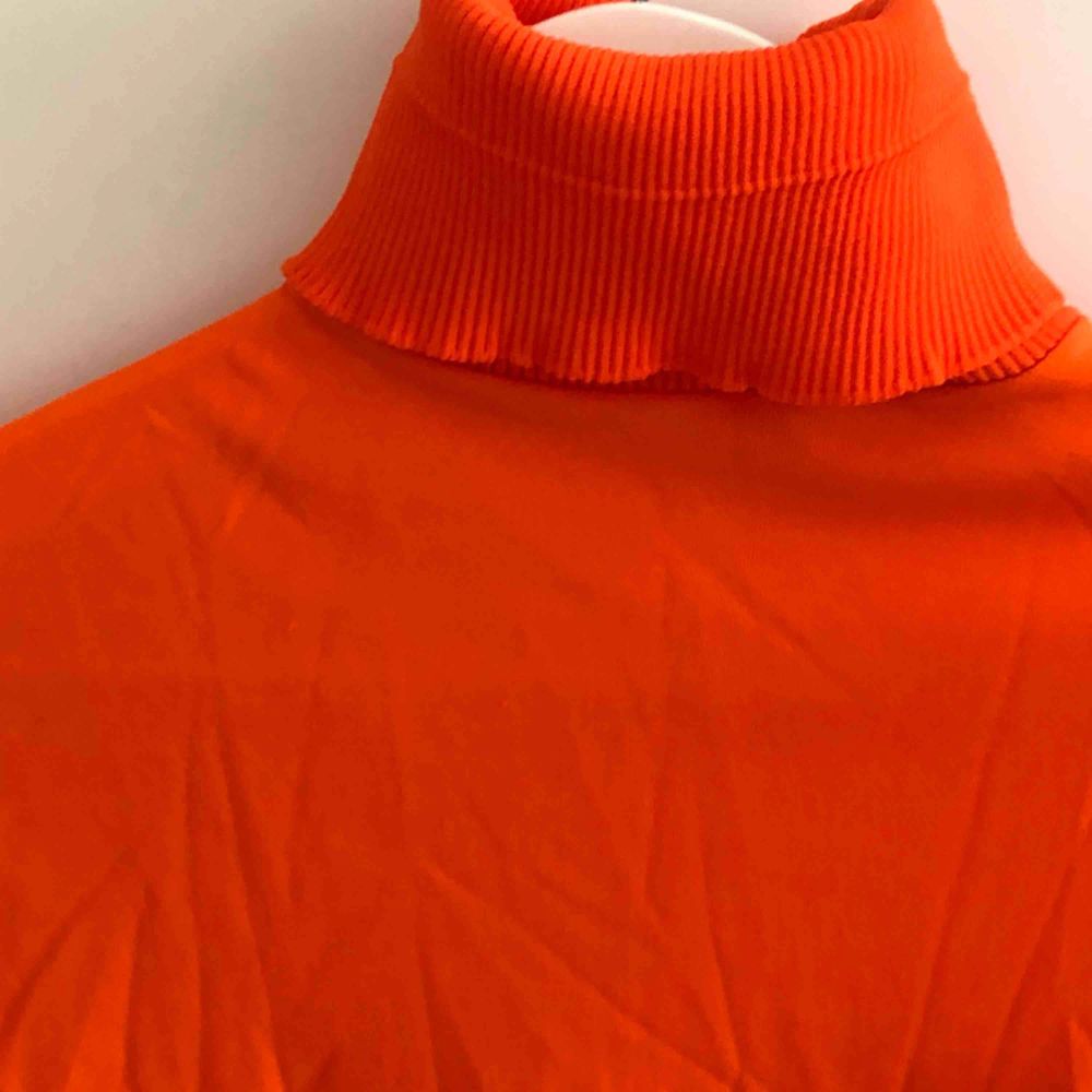 Neon orange polo tröja, superfin å skön men knappt använd💕. Skjortor.