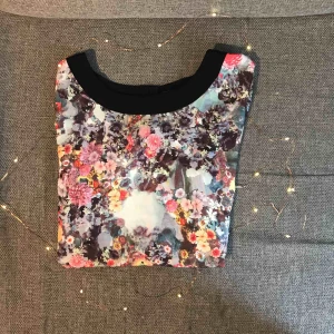  - En mönstrad t-shirt från h&m! Supersnygg med knappar på ryggen, se bild tre. Jättebra skick🌷