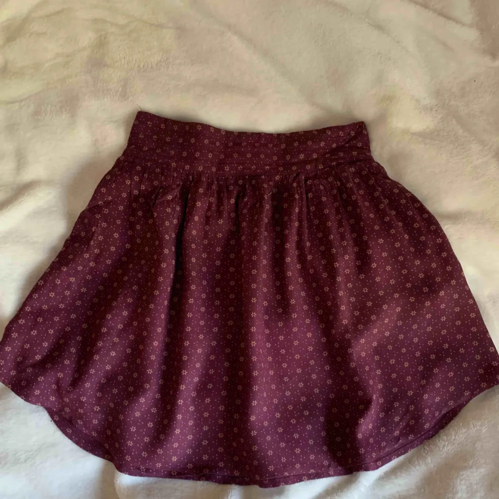 Supersöt kort kjol från urban outfitters, sparsamt använd, hög i midjan och gömda fickor i sidan Malmö eller fraktas för 45 kr. Kjolar.